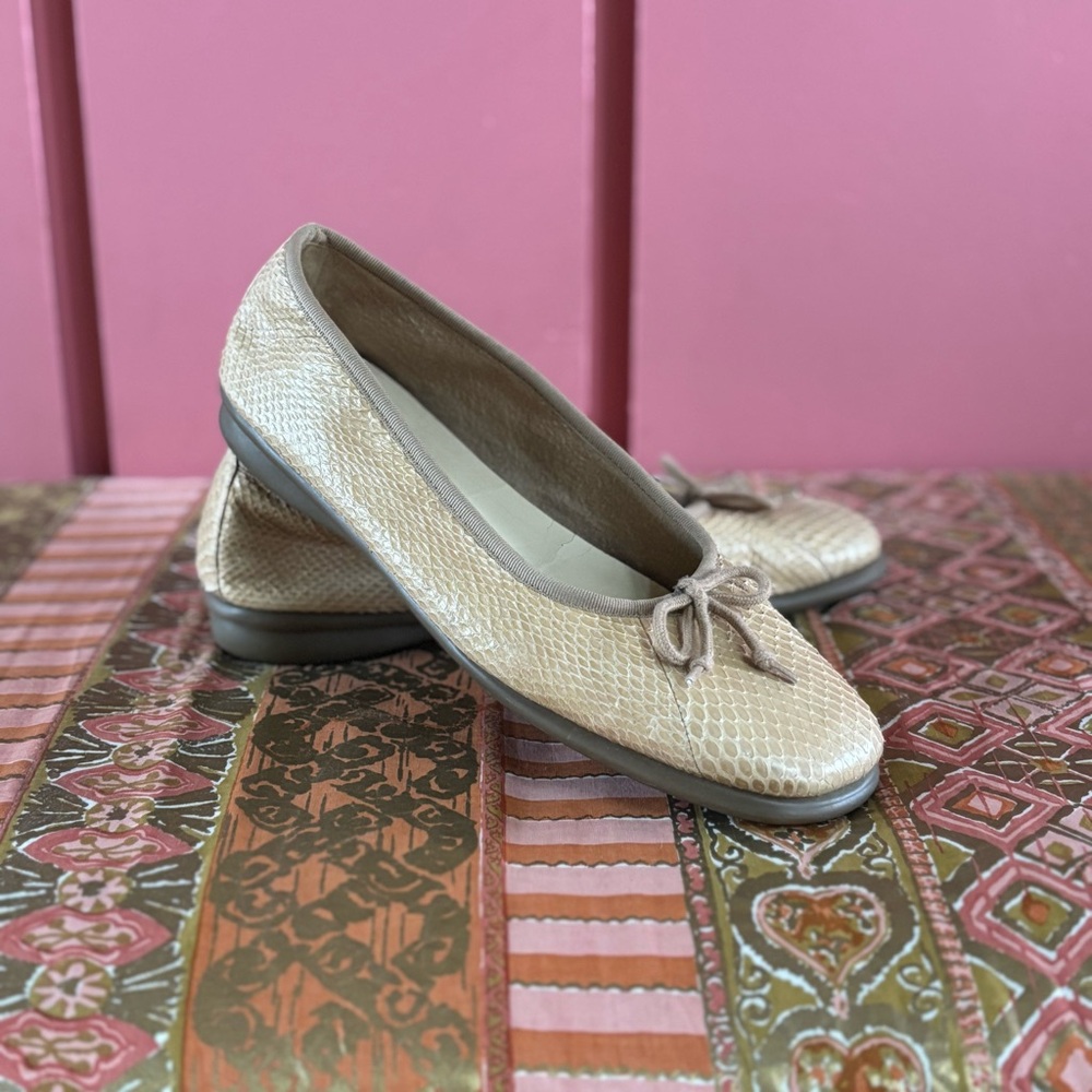 Camel Aerosoles Shoes - 8 1/2 - Size 8.5 - Reptile Skin Like Flats - Slip-Ons